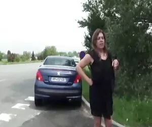 黑色的性别显示女孩睡觉，睡觉，害怕。 性爱电影管