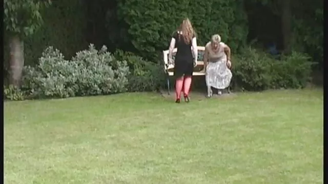 金发女郎拉屎的主计算机上的表下面偷窥 色情性爱电影