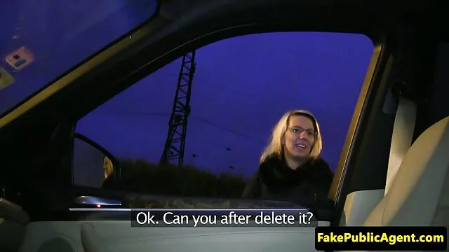 黑人给金发女郎手淫在床上。 超级模型色情