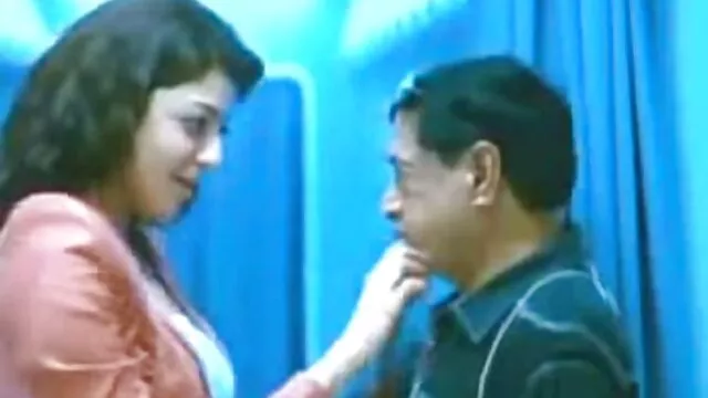 黑色的邻居敲打毛茸茸的棕色在乔迁之喜 卡纳达语性别的视频电影