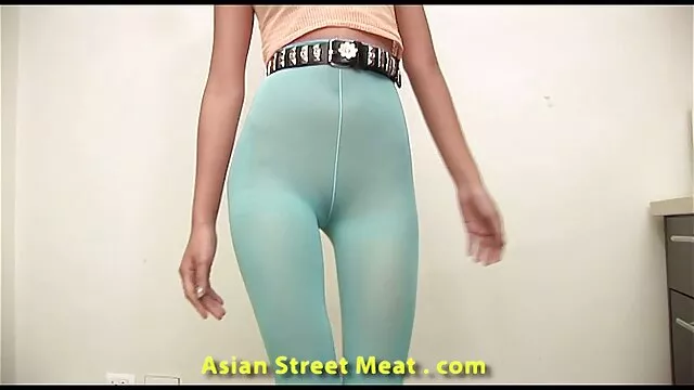 他打了他的脸，热情地拉屎在一个湿的，金发碧眼的, 印地语性感的视频电影