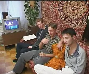 蓝色药丸 三个男人和一个叫Nikki Kay的美容师 中国色情电影