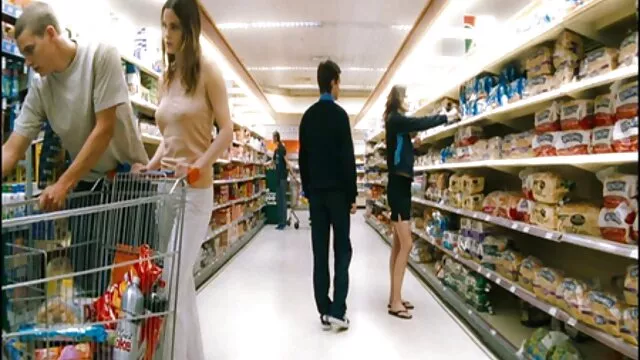 金发女郎坐在购物中心的浴室里。 卡纳达语蓝色电影