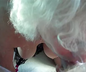 年轻的员工展示了老板如何舔她的阴部。 性感的电影蓝色图片