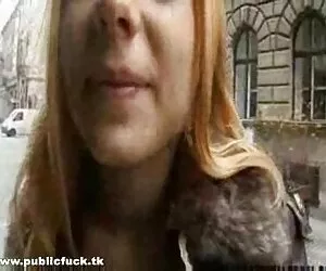 浴室里的一个光头乌木侏儒 放荡的人的妻子