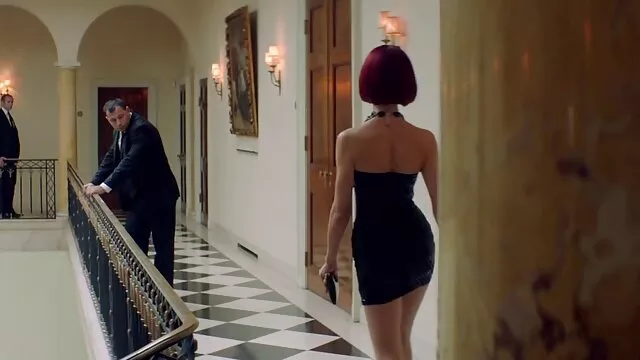 Fitonyashka的腿，头，伸展它的屁股在房间里摆动 妈妈的儿子性别的电影