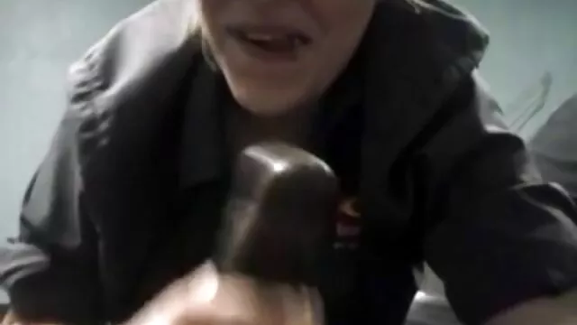 金发女郎摇了摇她的屁股，脱衣服她的阴部 性别图片视频拜见