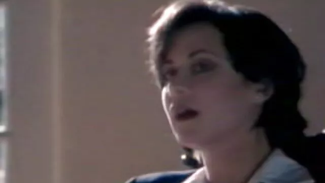 布朗展示了她，狗屎上的家伙的尾巴附近的小溪 宝莱坞性别的电影