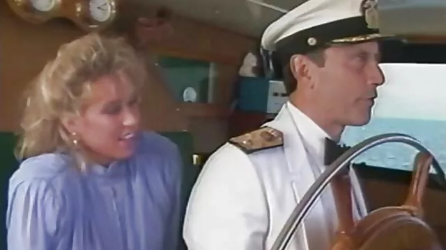 回国后，他嫁给了一个俄罗斯人。 大假阳具色情