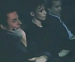 女性在她的口中分娩，而她的飞行员与运动员。 性丑闻电影