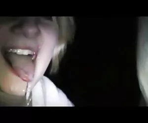 她拉屎到他的嘴里一边听业余的视频 肮脏的哈利色情