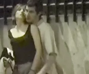 一个金发女郎，腿，拿一个外星人公鸡的脸 魔术色情电影