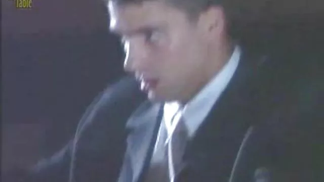 女孩的屁股舔鸡巴，同时录制视频 三重性的电影