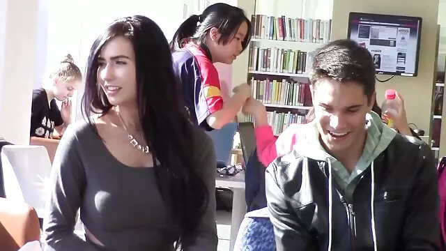 棕色凡妮莎疯狂的大，黑皮肤硬。 孟加拉赤裸裸的电影