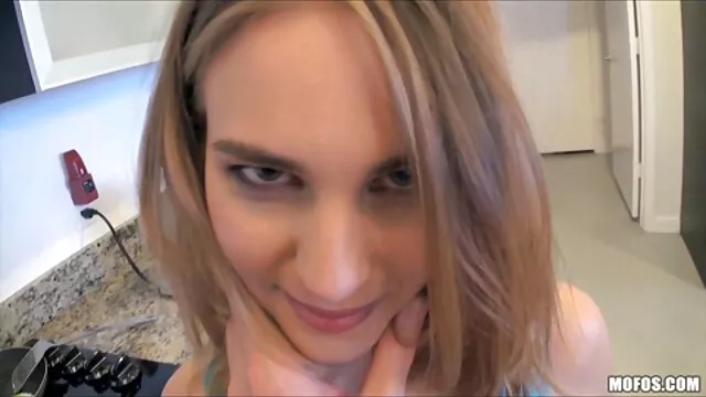 金发碧眼的3D女孩与大奶在她的屁股 高清色情电影下载