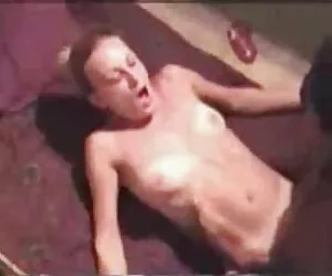 一个英国女人吸吮一个家庭。 肛门电影