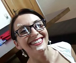 棕色裙子，高跟鞋在公园散步。 色情毂大奶