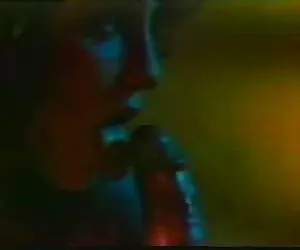 瘦瘦的金发女郎是一个黑色的公鸡。 奶奶色情电影