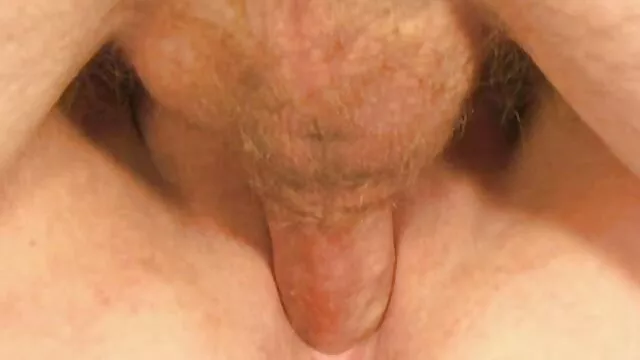 他无法抗拒他的妹妹在厨房的桌子上。 海盗色情电影