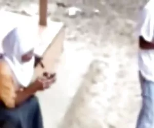 那家伙用内裤把一个女人推到她的屁股上。 快速时间萨克斯