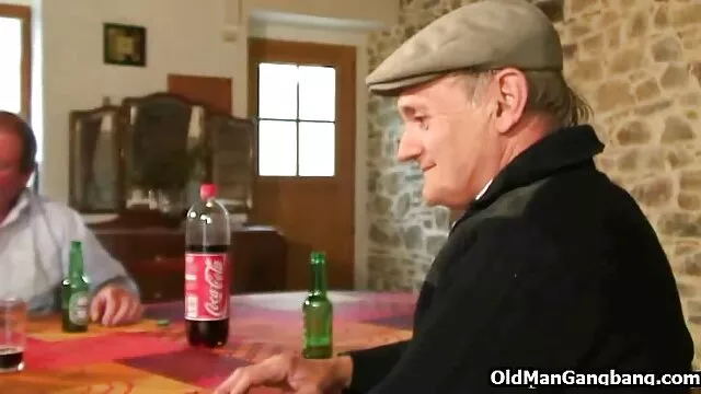 她肯定是一个伟大的公鸡旅游在土耳其的一家酒店。 印地语图片电影性感